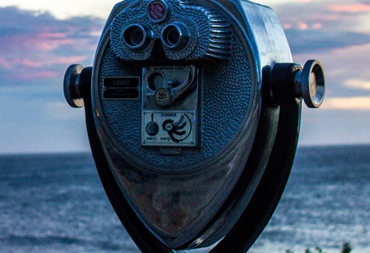 Coin operated binoculars